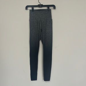 Beyond Yoga grsy ombré to black soft high waist leggings sz S 28” inseam